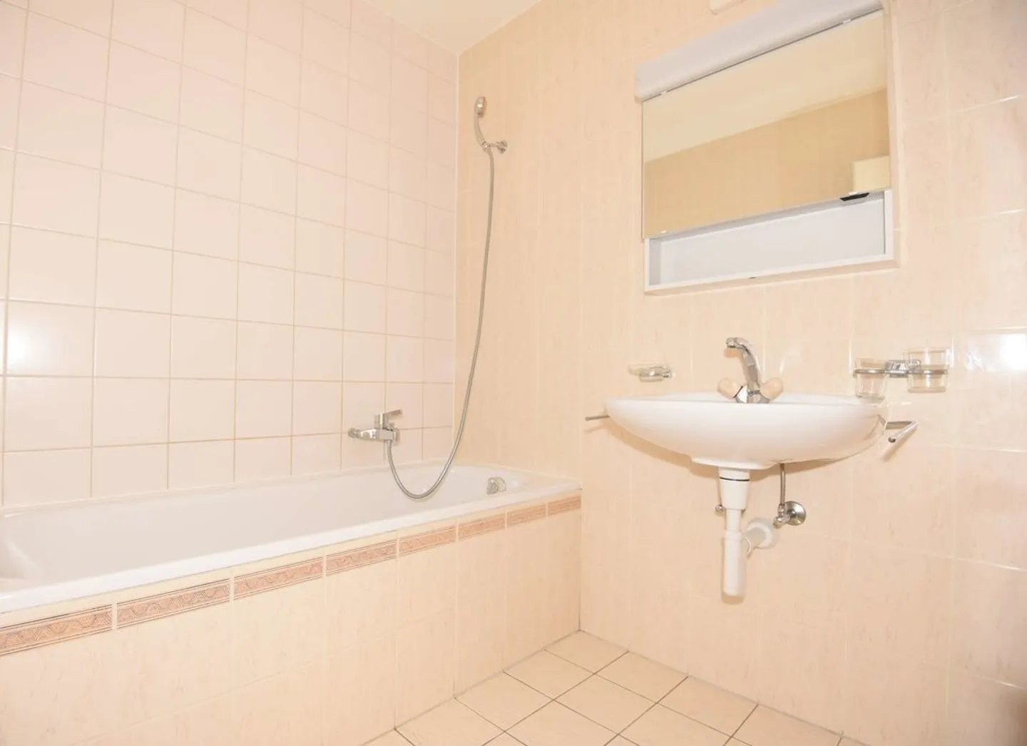 Charming Apartment in Quiet Area - Photo 7 of 8
