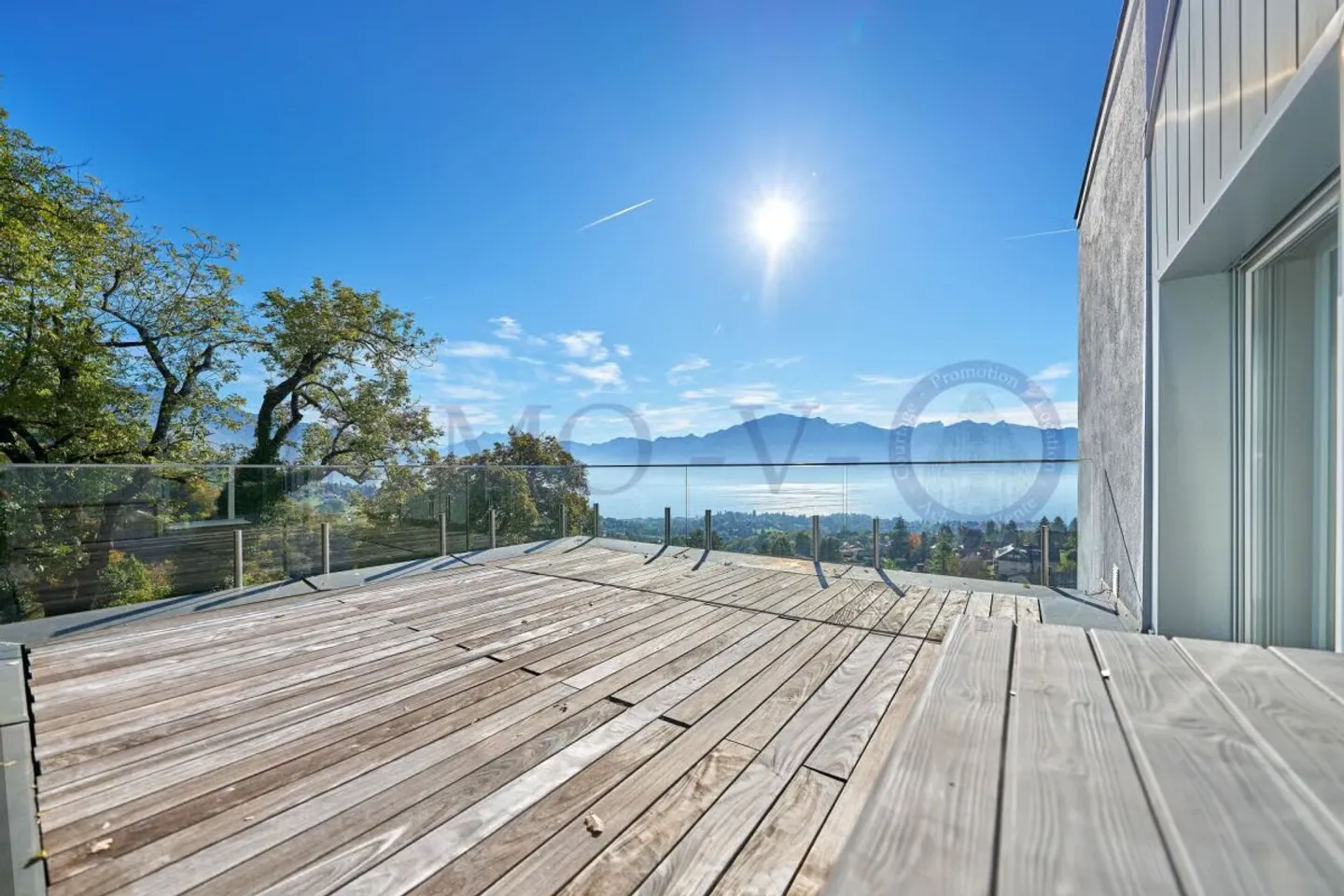 GERÄUMIG MIT GROSSER GARTEN UND PANORAMABLICK AUF DEN SEE UND DIE BERGE - Foto 9 von 16