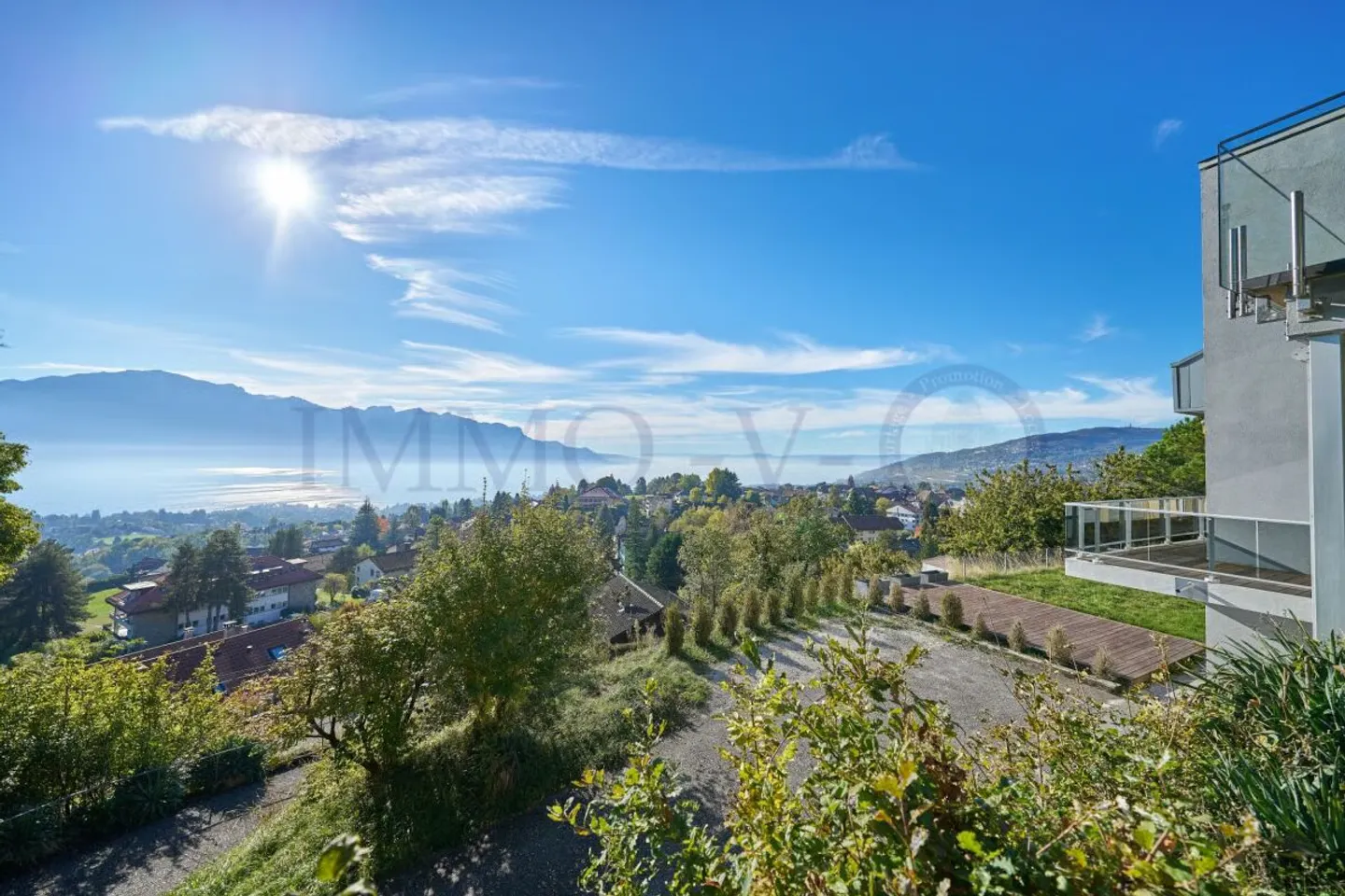 GERÄUMIG MIT GROSSER GARTEN UND PANORAMABLICK AUF DEN SEE UND DIE BERGE - Foto 16 von 16