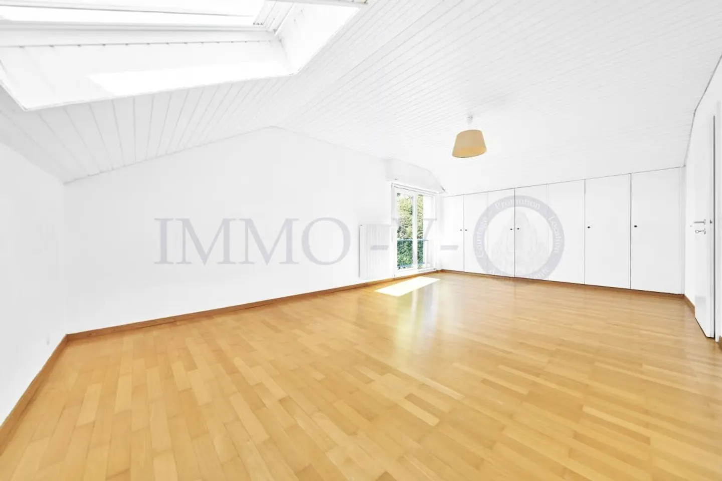 GERÄUMIG MIT GROSSER GARTEN UND PANORAMABLICK AUF DEN SEE UND DIE BERGE - Foto 11 von 16