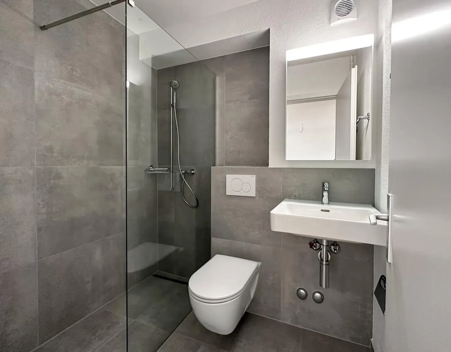 Moderne 4.5-Zimmerwohnung im 1. OG mit zwei Balkonen - Foto 3 von 12