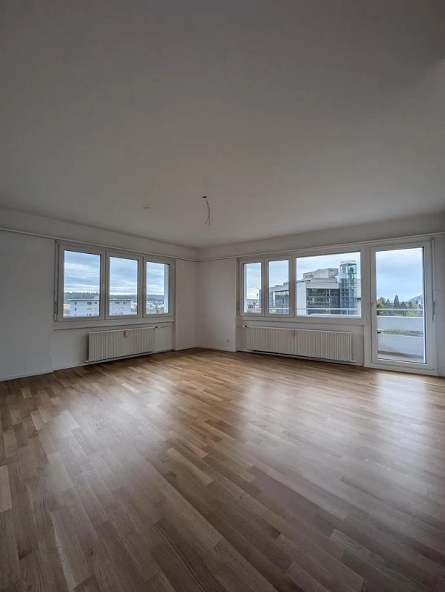 Moderne 4.5-Zimmerwohnung im 1. OG mit zwei Balkonen - Foto 2 von 12