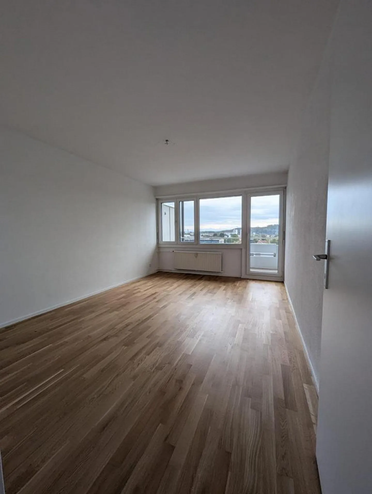 Moderne 4.5-Zimmerwohnung im 1. OG mit zwei Balkonen - Foto 5 von 12