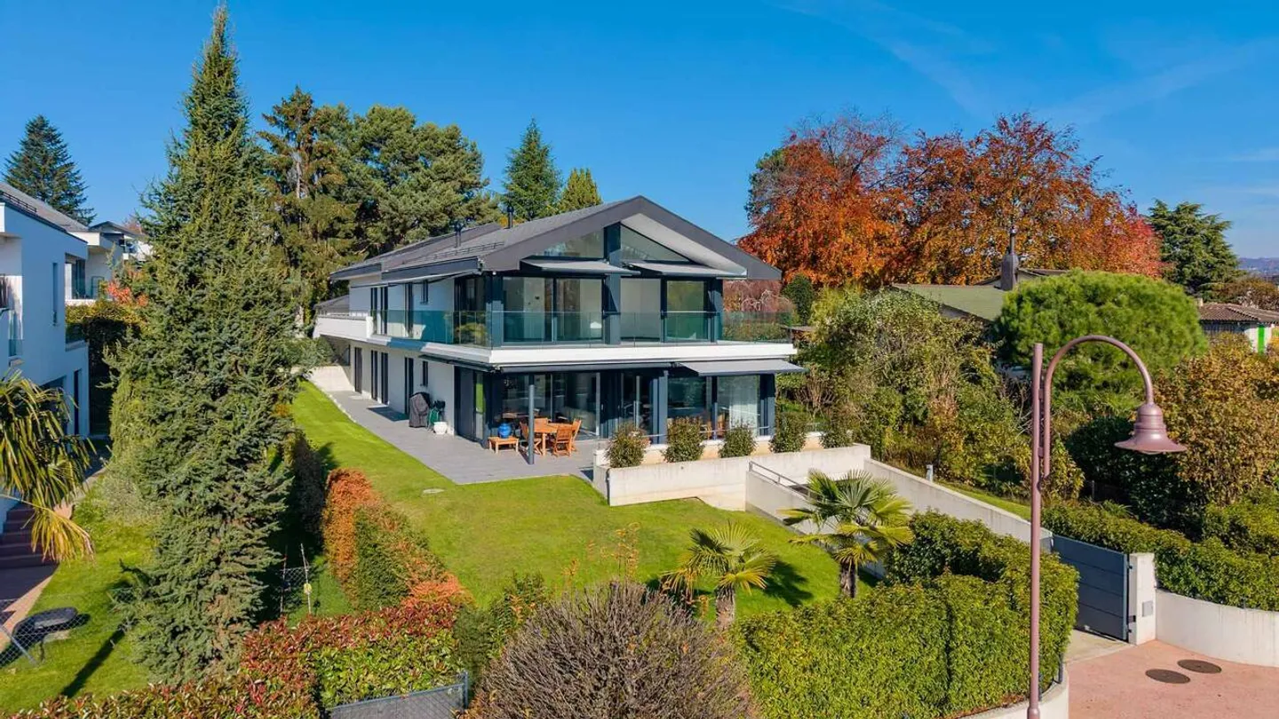 Una proprietà eccezionale che unisce comfort, modernità, spazi generosi e vista lago - Foto 1 di 13