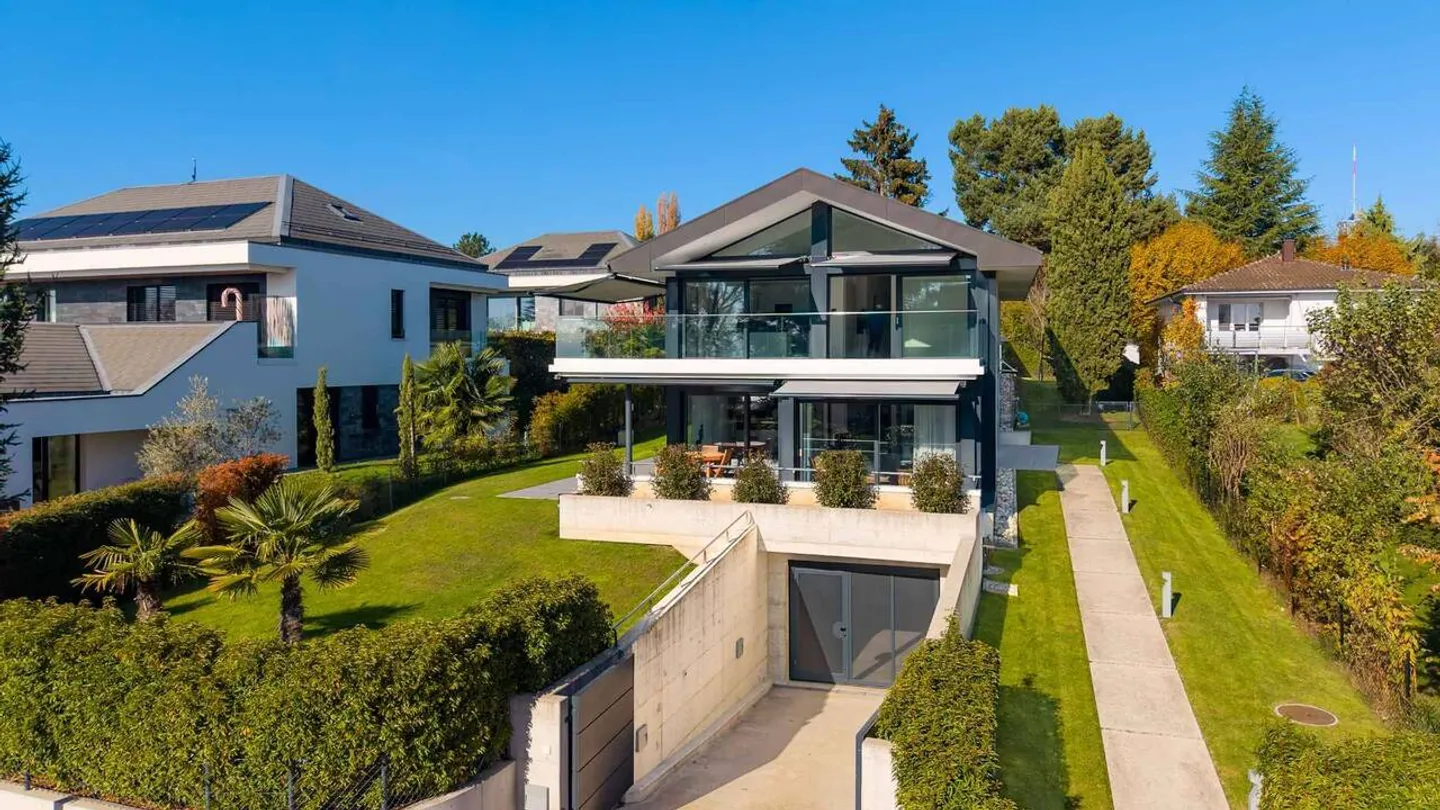 Una proprietà eccezionale che unisce comfort, modernità, spazi generosi e vista lago - Foto 2 di 13