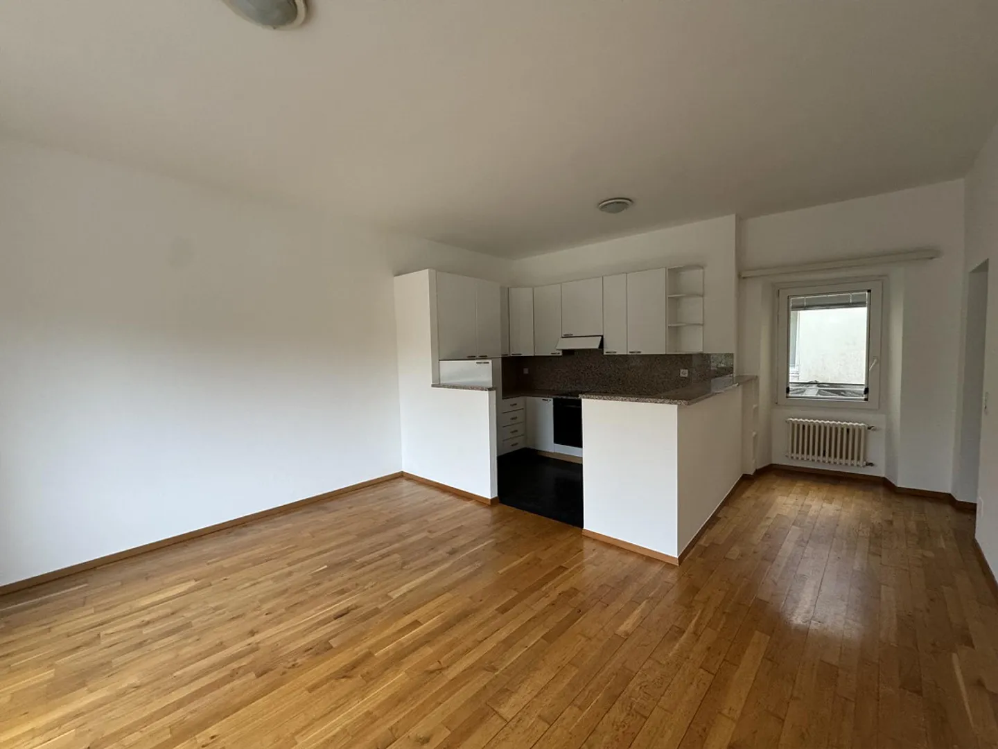 Large Apartment 4 rooms - Giubiasco Piazza Grande - Photo 2 of 8