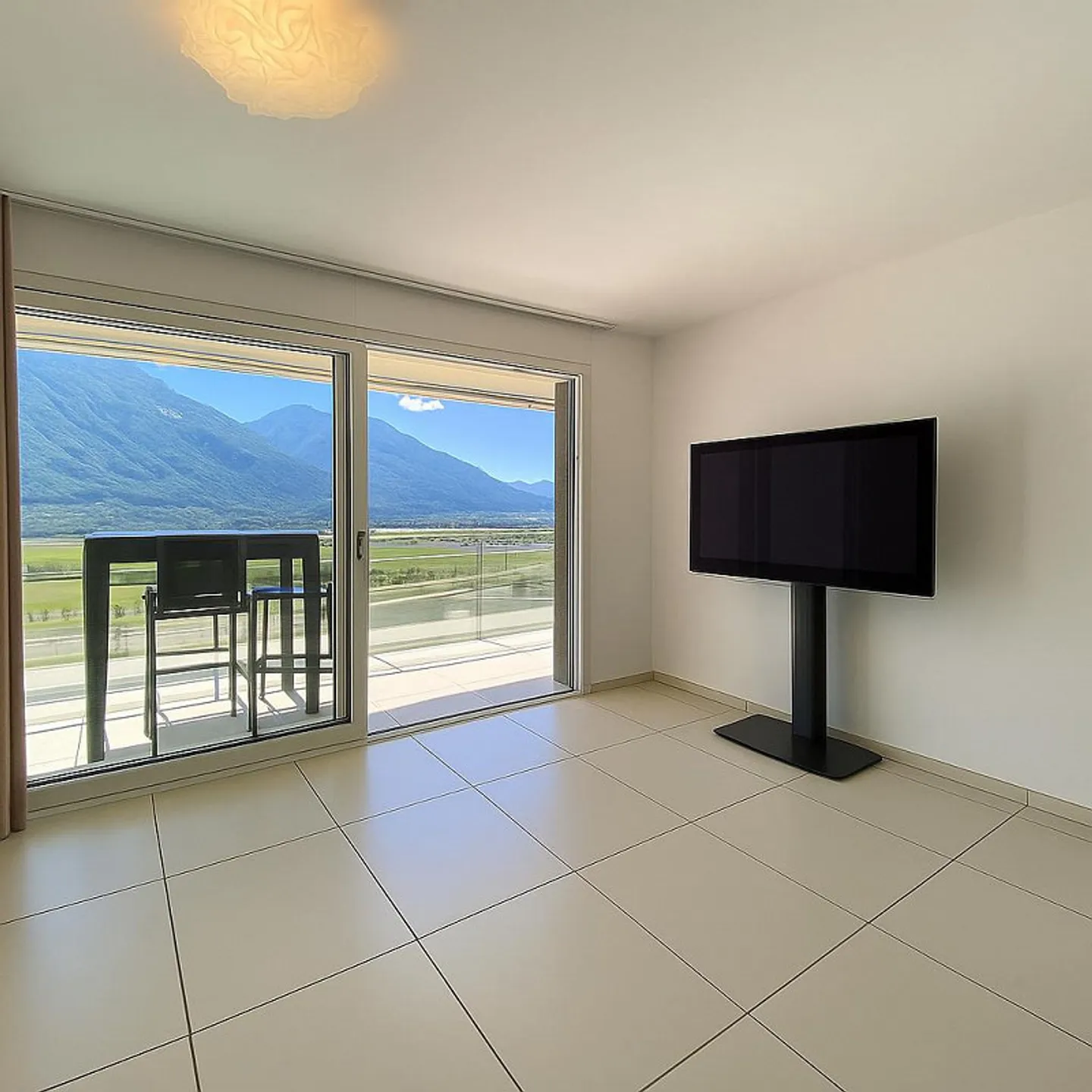 Appartamento moderno con vista lago - Foto 1 di 19