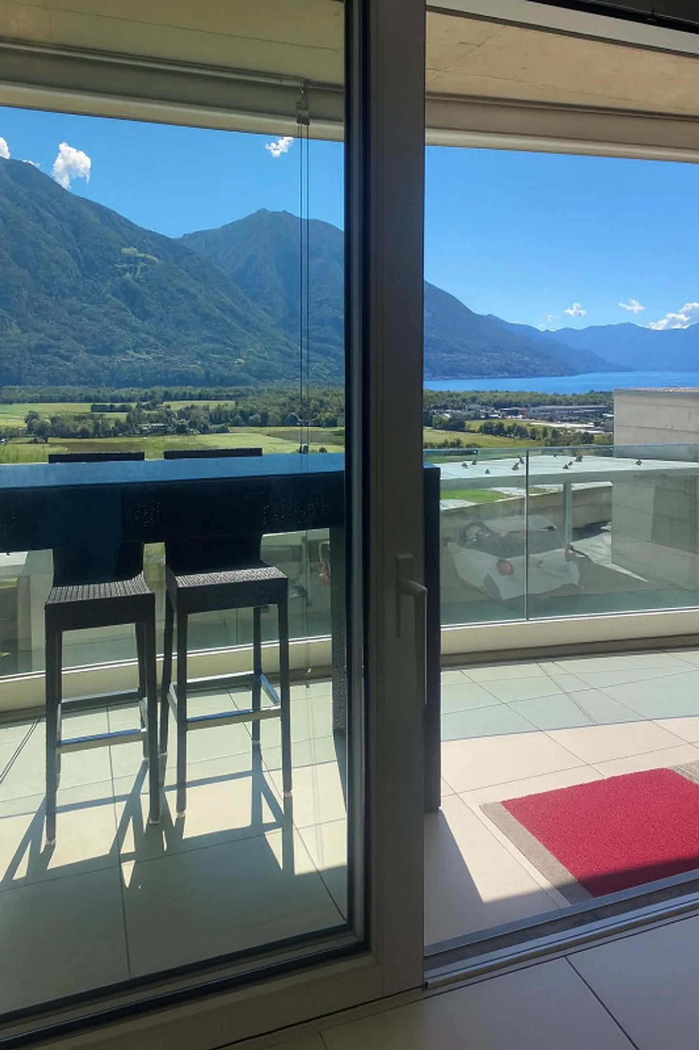 Appartamento moderno con vista lago - Foto 2 di 19