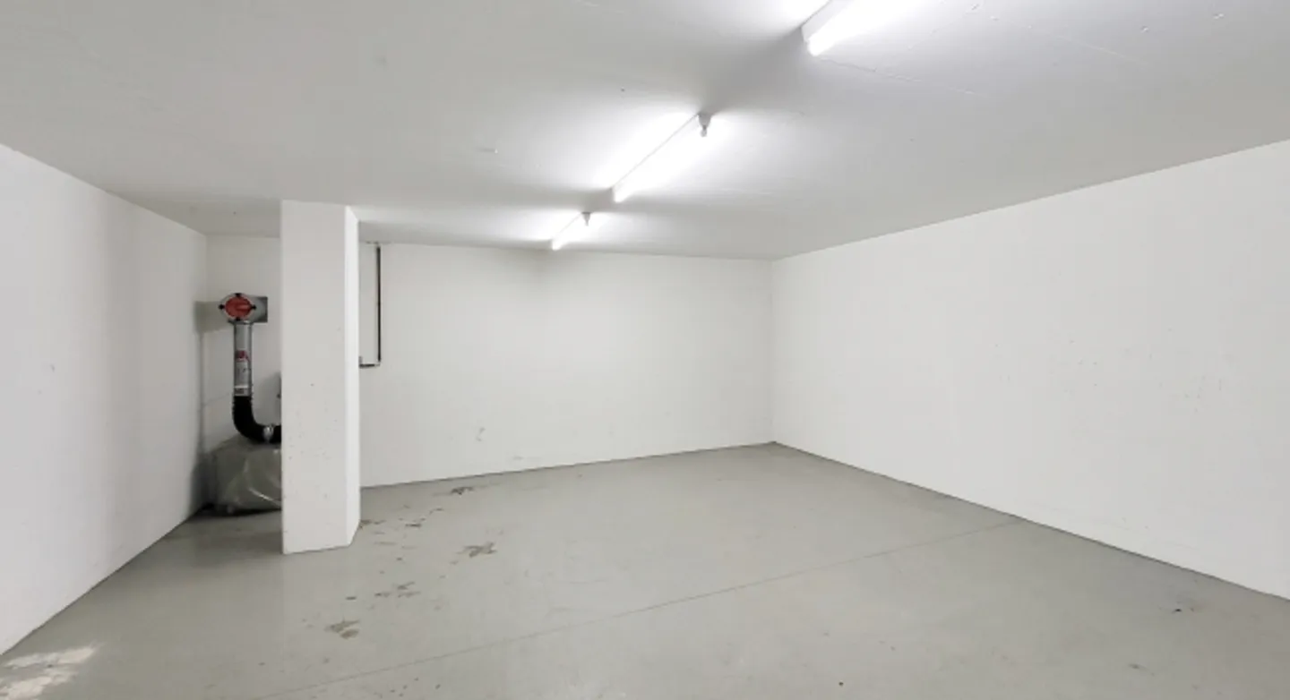 Mixed-use building for rent - Photo 2 of 9