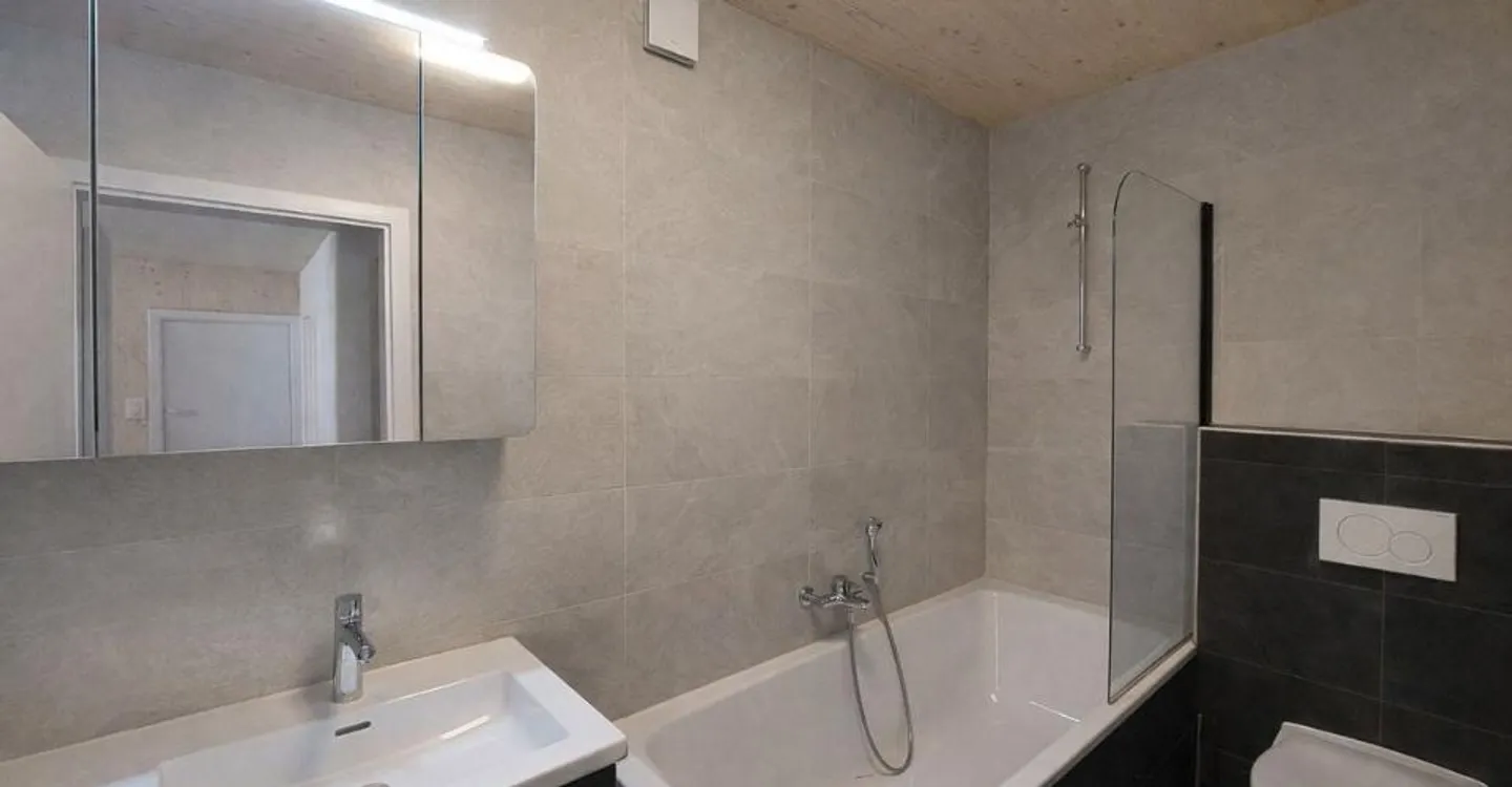 Superbo appartamento moderno di 4,5 locali con terrazza, posto auto interno e posto auto esterno. - Foto 10 di 12