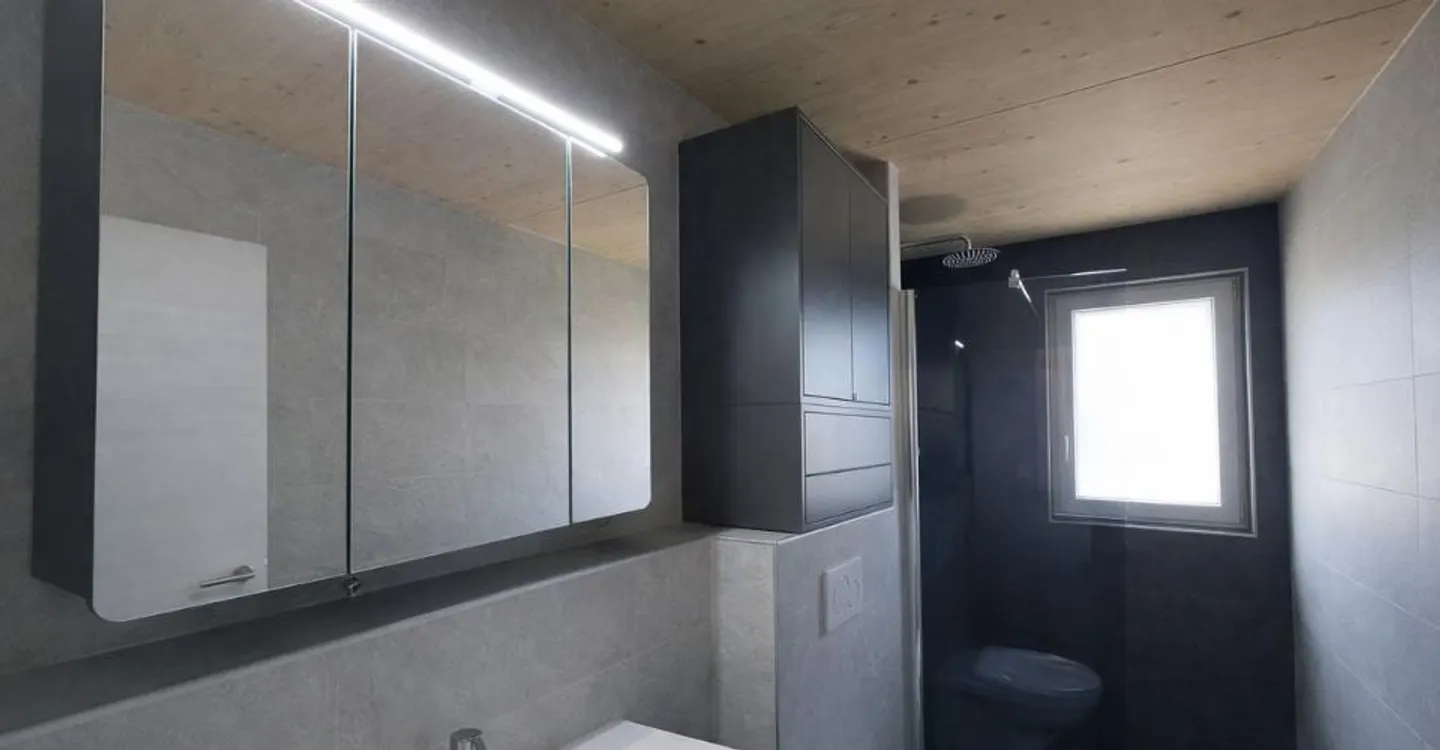 Superbo appartamento moderno di 4,5 locali con terrazza, posto auto interno e posto auto esterno. - Foto 11 di 12