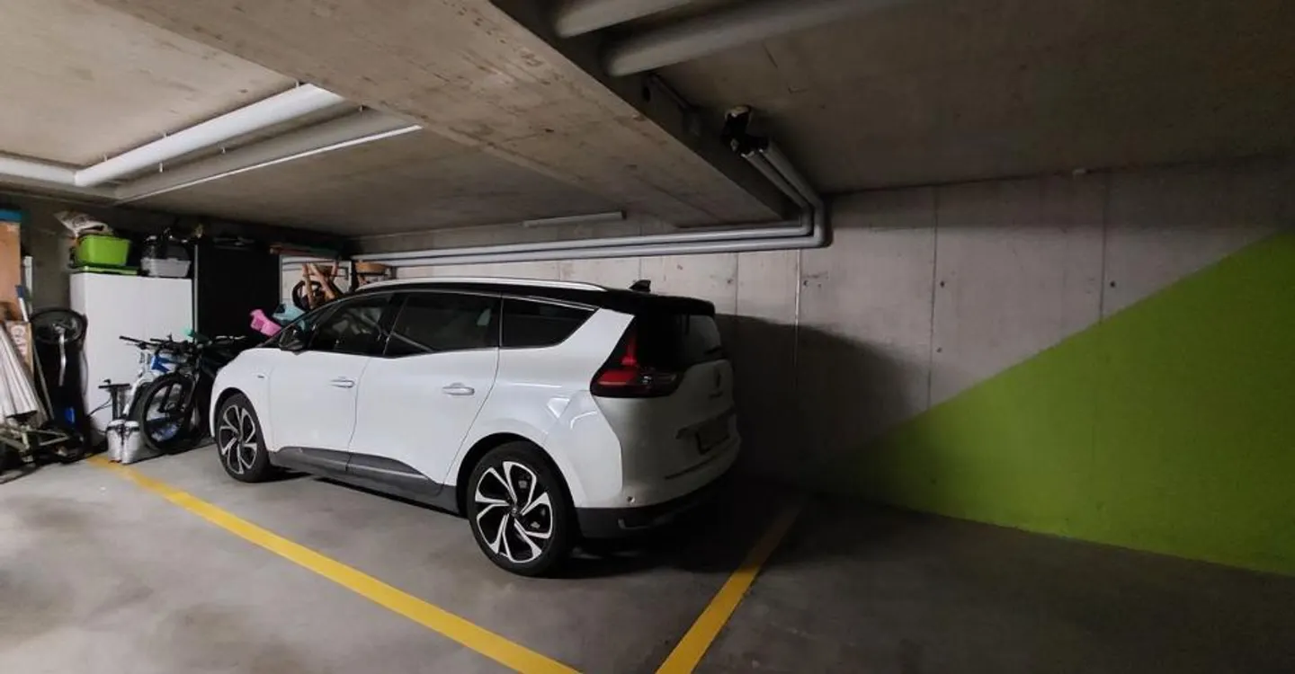 Superbo appartamento moderno di 4,5 locali con terrazza, posto auto interno e posto auto esterno. - Foto 12 di 12