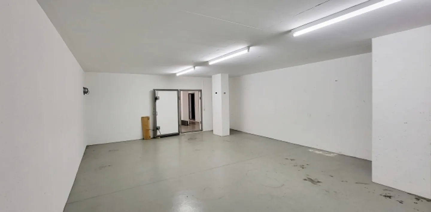 Mixed-use building for rent - Photo 9 of 9