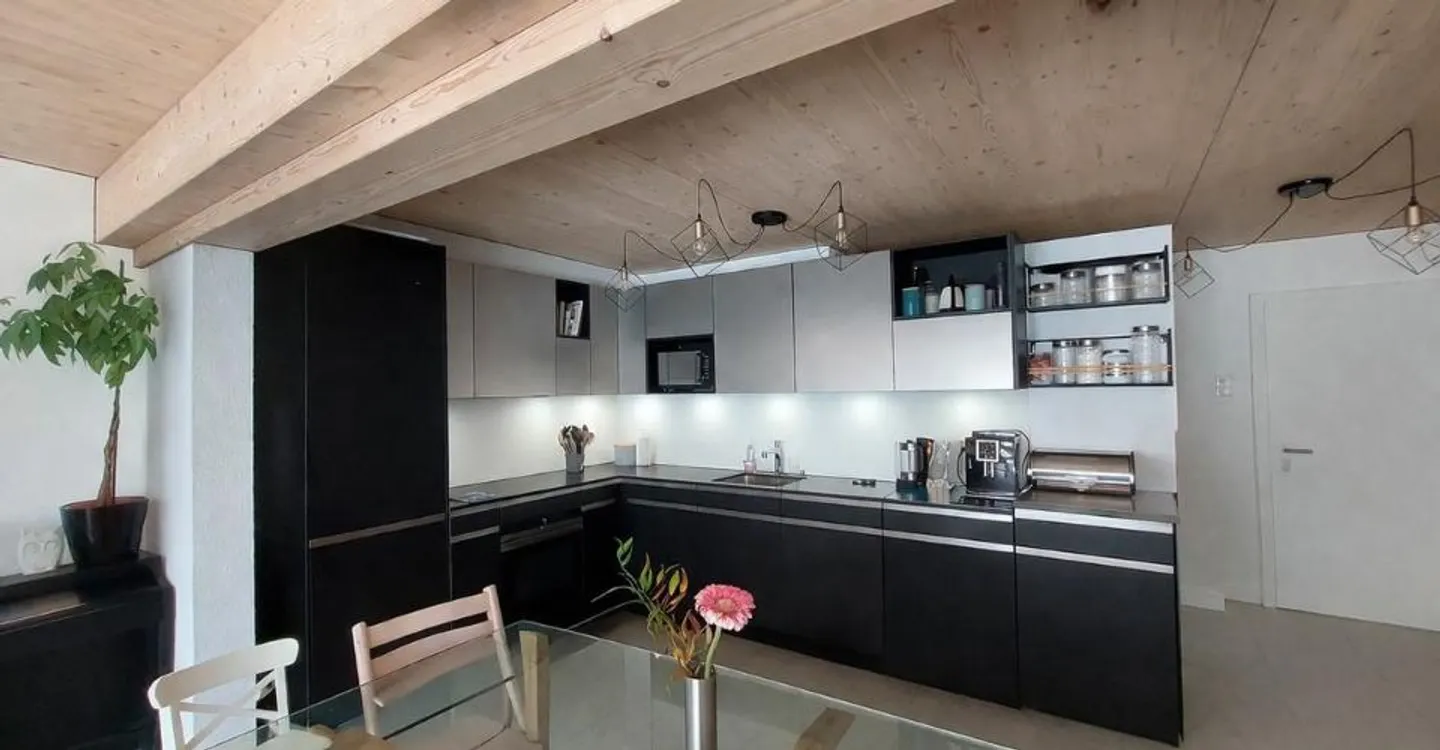 Superbo appartamento moderno di 4,5 locali con terrazza, posto auto interno e posto auto esterno. - Foto 2 di 12