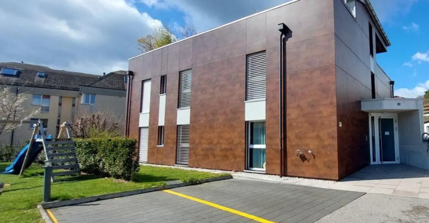 Superbo appartamento moderno di 4,5 locali con terrazza, posto auto interno e posto auto esterno. - Foto 4 di 12