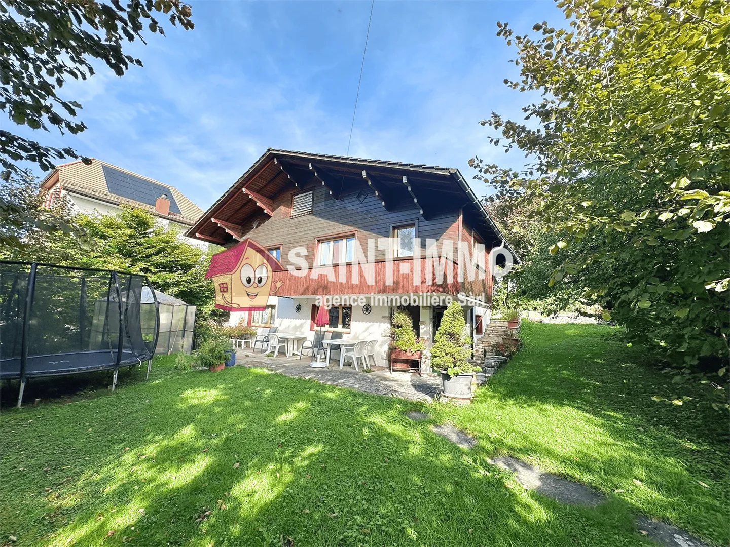 Chalet indipendente con 5 camere, giardino di 604 m2, terrazza e pannelli fotovoltaici - Foto 1 di 9