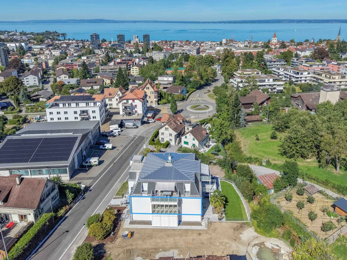 Nouvellement rénové, spacieux appartement de 4,5 pièces au 1er étage avec ascenseur - Photo 1 sur 13