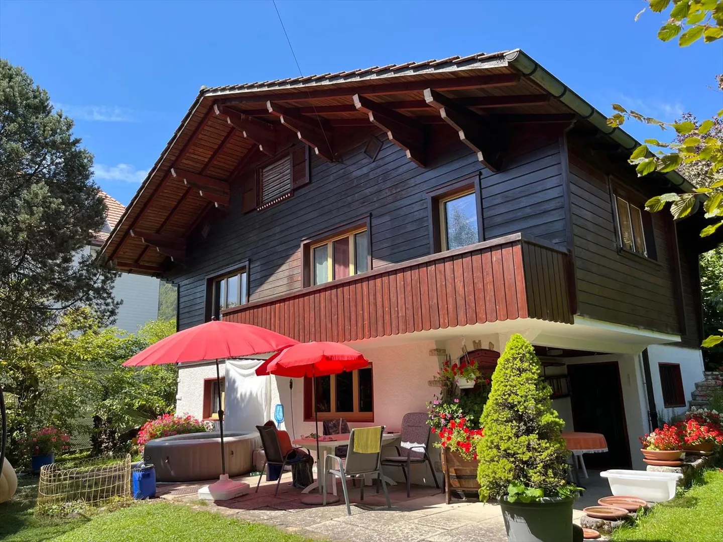 Chalet indipendente con 5 camere, giardino di 604 m2, terrazza e pannelli fotovoltaici - Foto 2 di 9