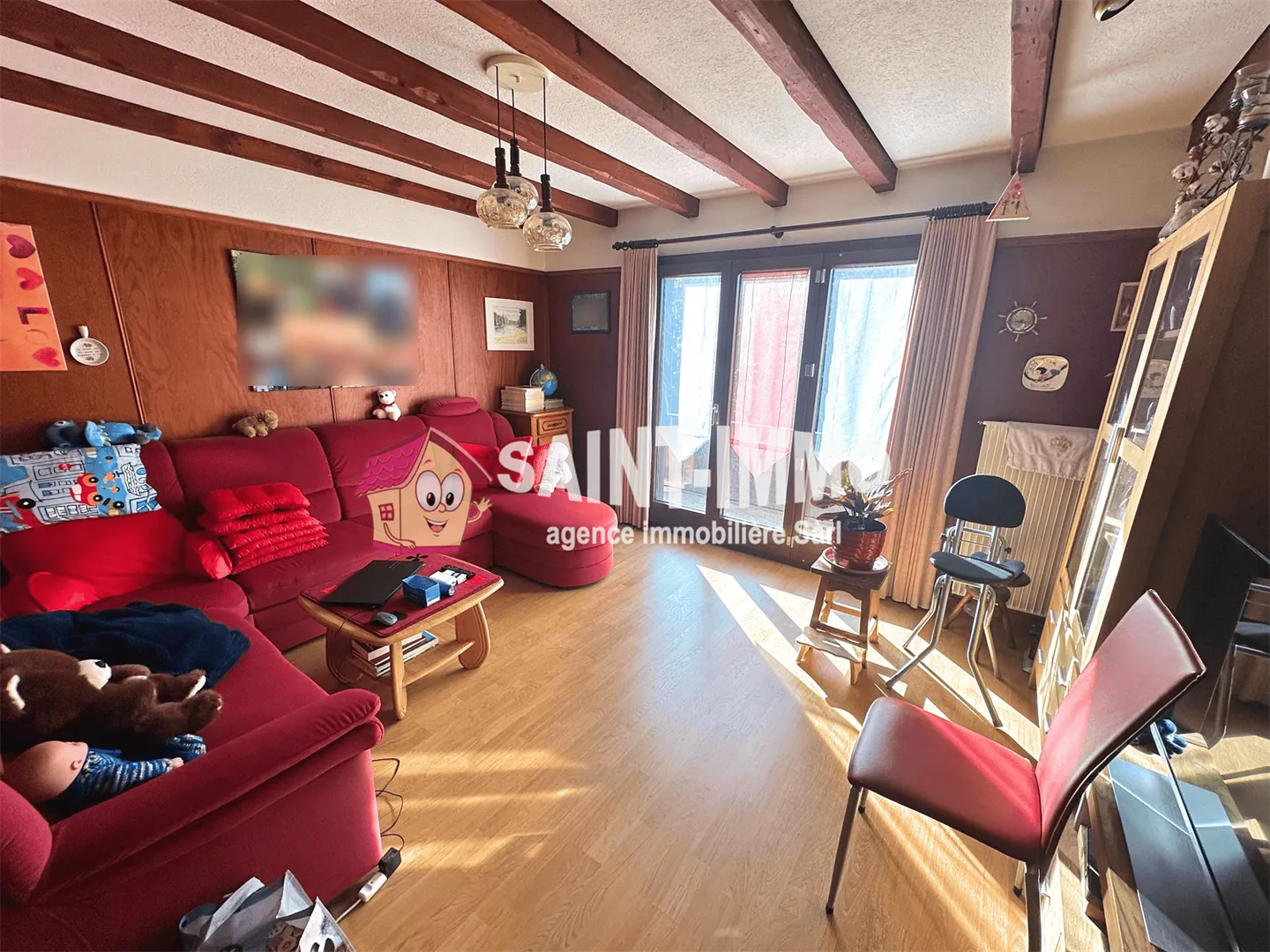 Chalet indipendente con 5 camere, giardino di 604 m2, terrazza e pannelli fotovoltaici - Foto 3 di 9