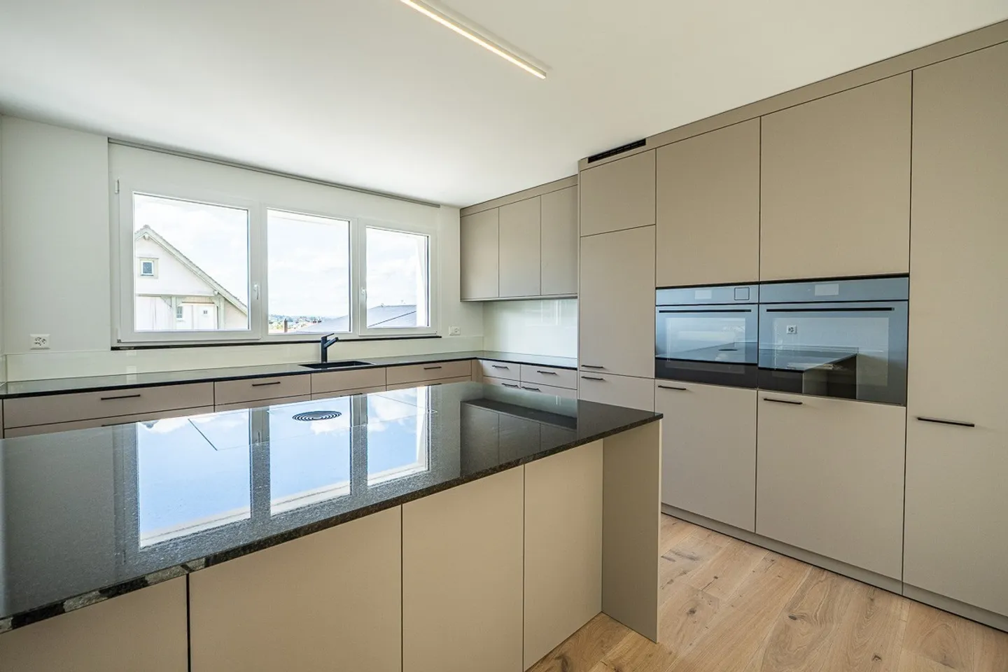Nouvellement rénové, spacieux appartement de 4,5 pièces au 1er étage avec ascenseur - Photo 6 sur 13