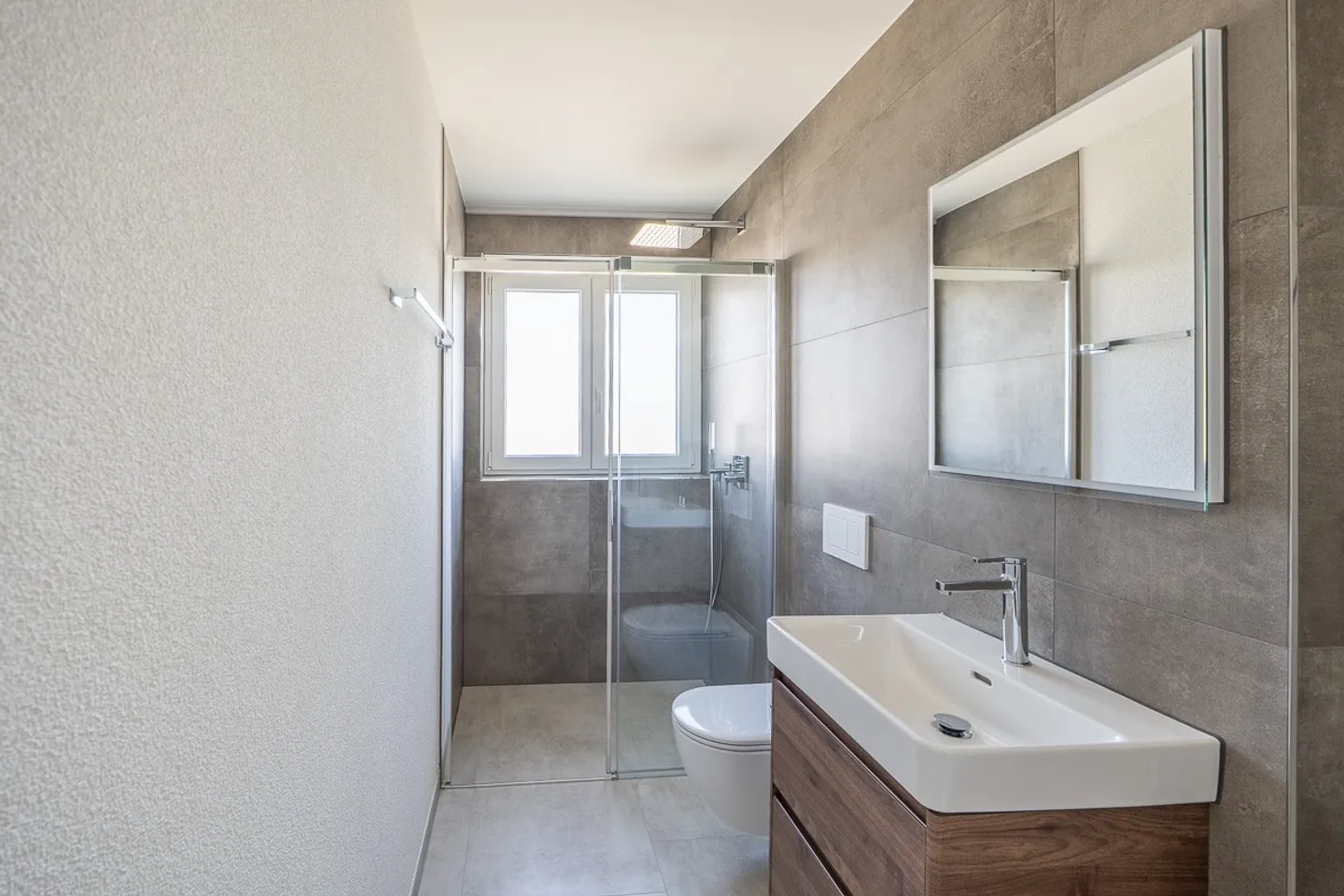 Nouvellement rénové, spacieux appartement de 4,5 pièces au 1er étage avec ascenseur - Photo 7 sur 13
