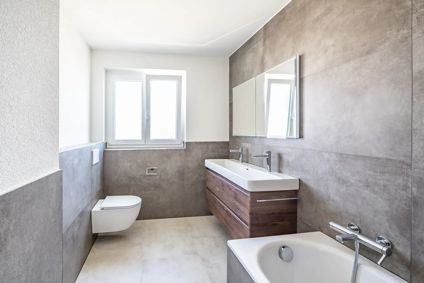 Nouvellement rénové, spacieux appartement de 4,5 pièces au 1er étage avec ascenseur - Photo 8 sur 13
