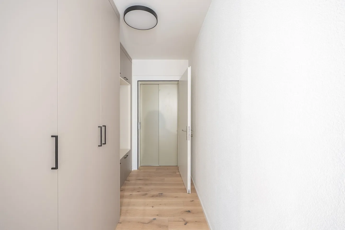 Nouvellement rénové, spacieux appartement de 4,5 pièces au 1er étage avec ascenseur - Photo 10 sur 13