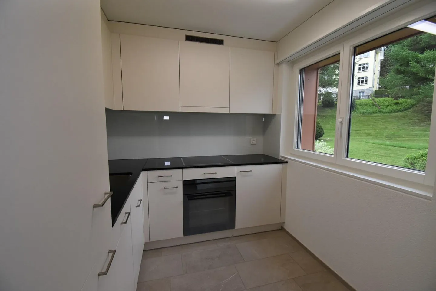 Completely renovated 1.0-room apartment available on the 2nd and 1st floor - Photo 2 of 11