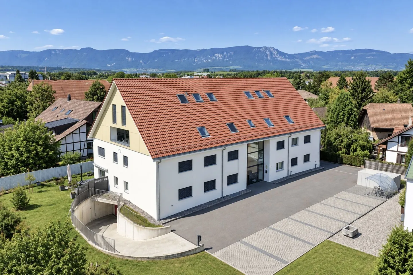 SPACIOUS, BRIGHT AND MODERN - IN A FAMILY-FRIENDLY LOCATION - Photo 1 of 1