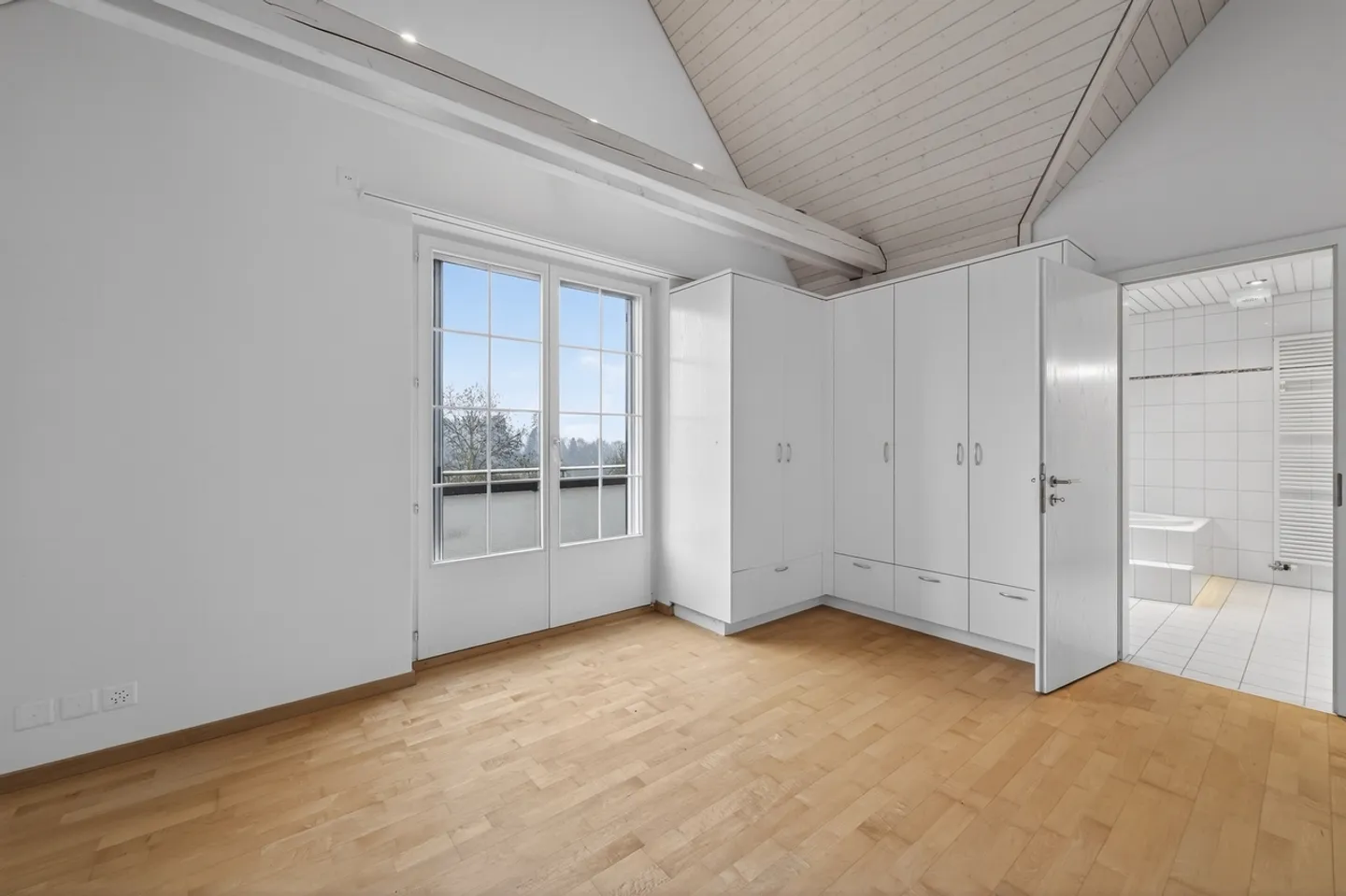 160 m² di superficie abitabile, camino accogliente e riscaldamento a pompa di calore - Foto 7 di 12