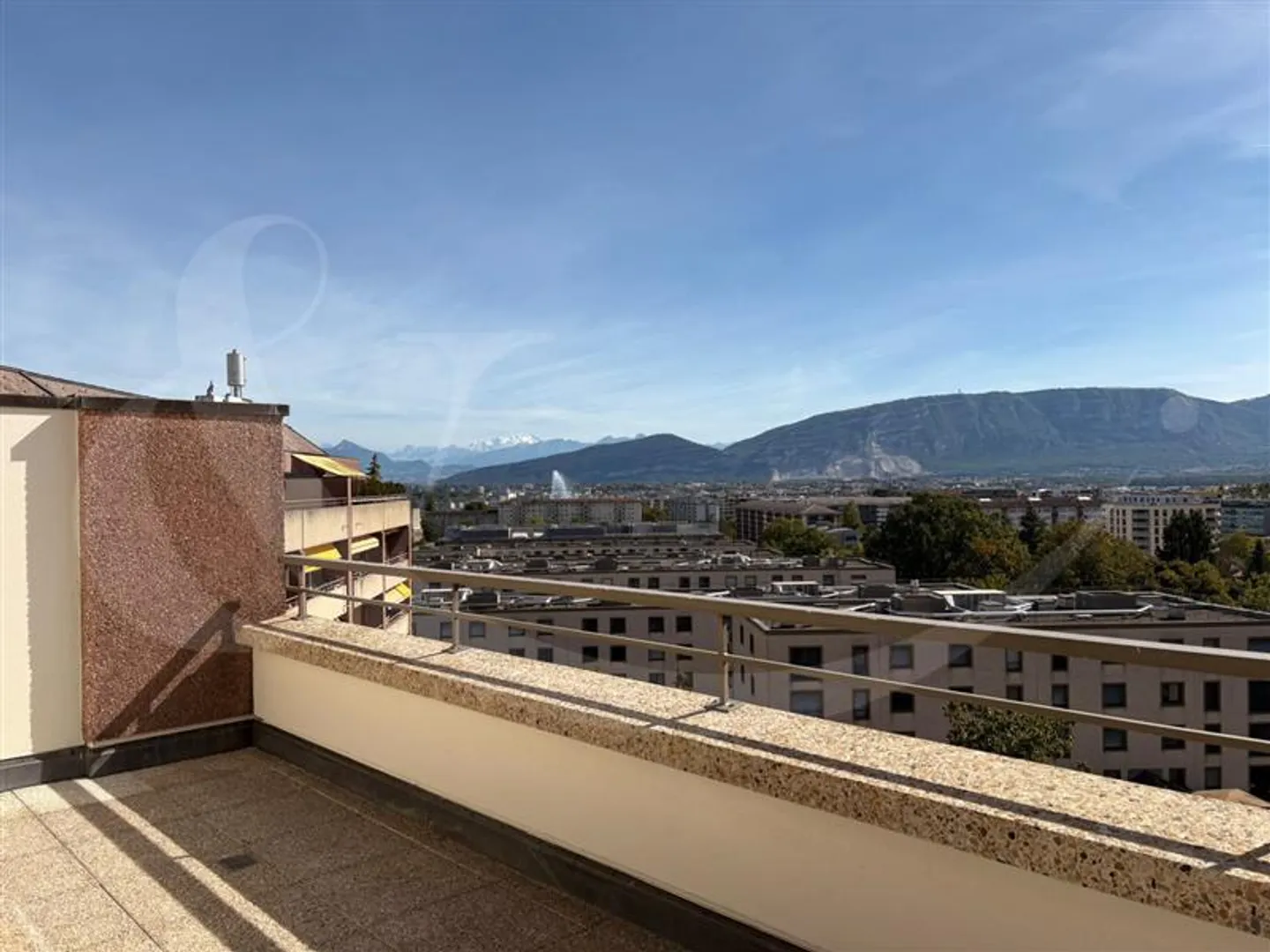 40 Rue Maurice-Braillard, Magnificent crossing duplex with panoramic view of Geneva, the Alps and the Jura - Photo 2 of 7