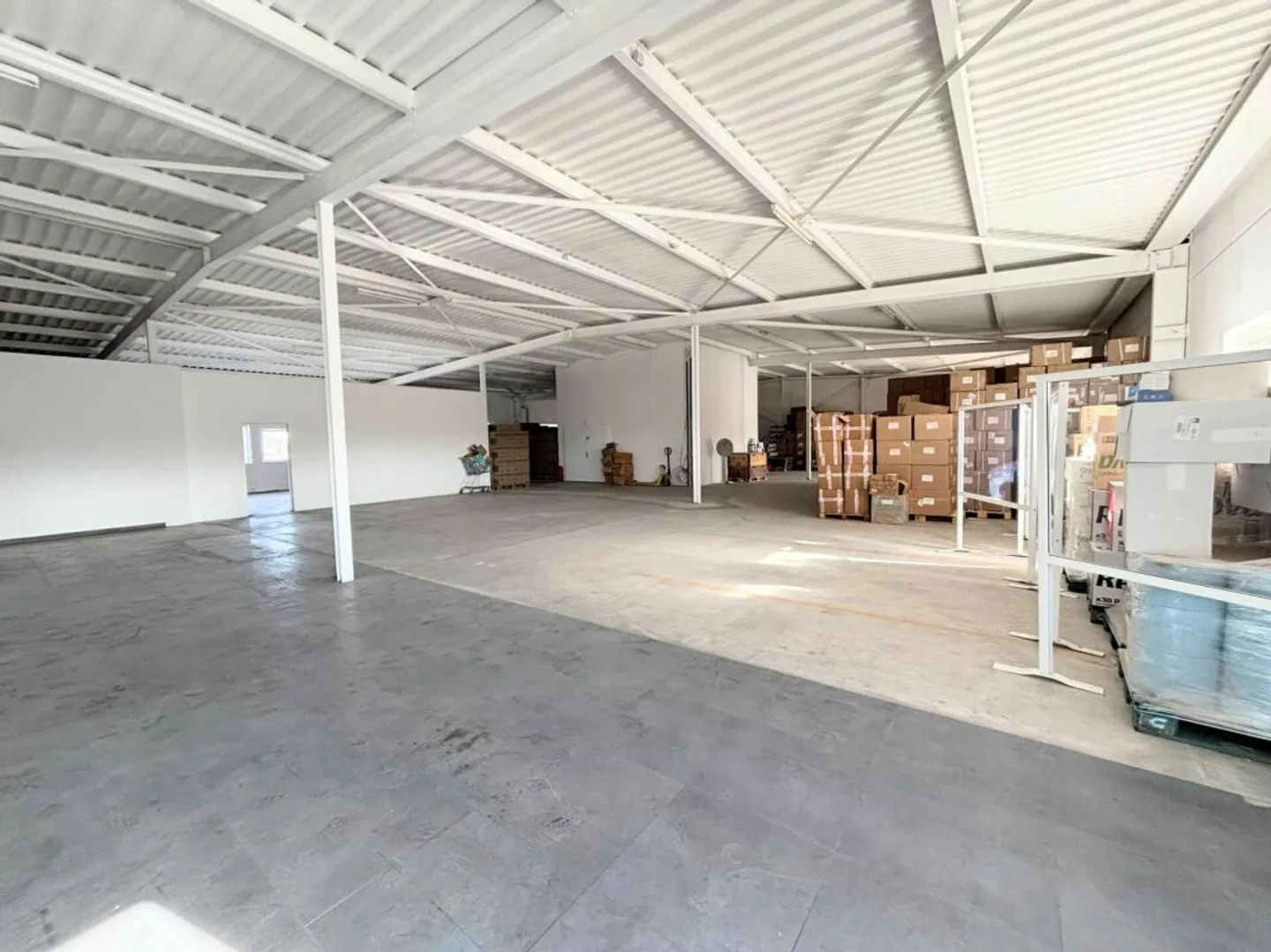 Vaud magazzino/depositi/locali di 625 m2 in affitto con dock di carico e posti auto - Foto 4 di 10