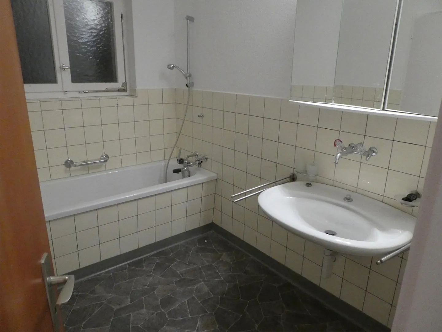 Charmante Wohnung mit Balkon - Foto 2 von 5