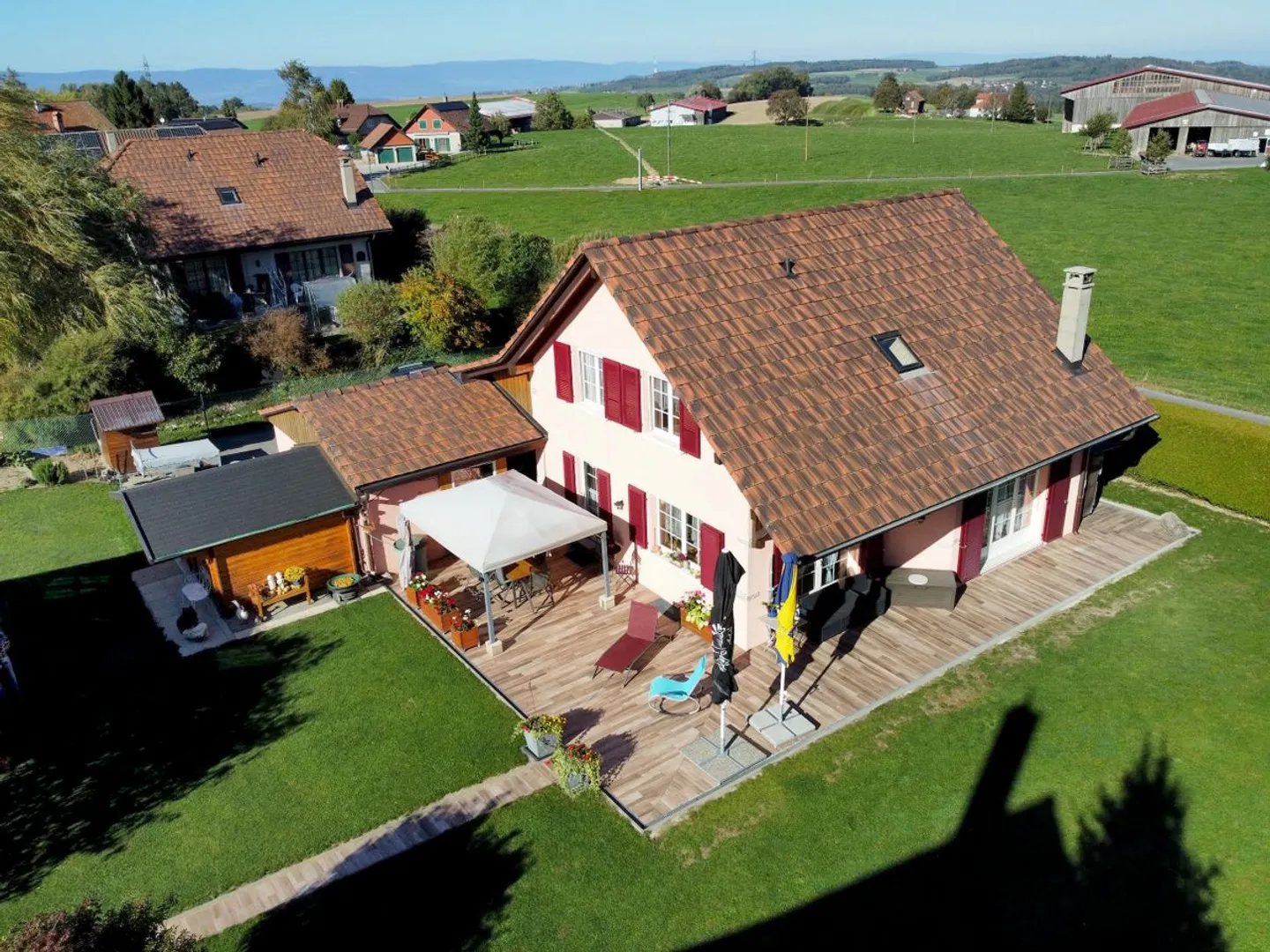 Einzelvilla mit 5,5 Zimmern auf einem sehr großen Grundstück mit Nebengebäuden - Foto 1 von 12