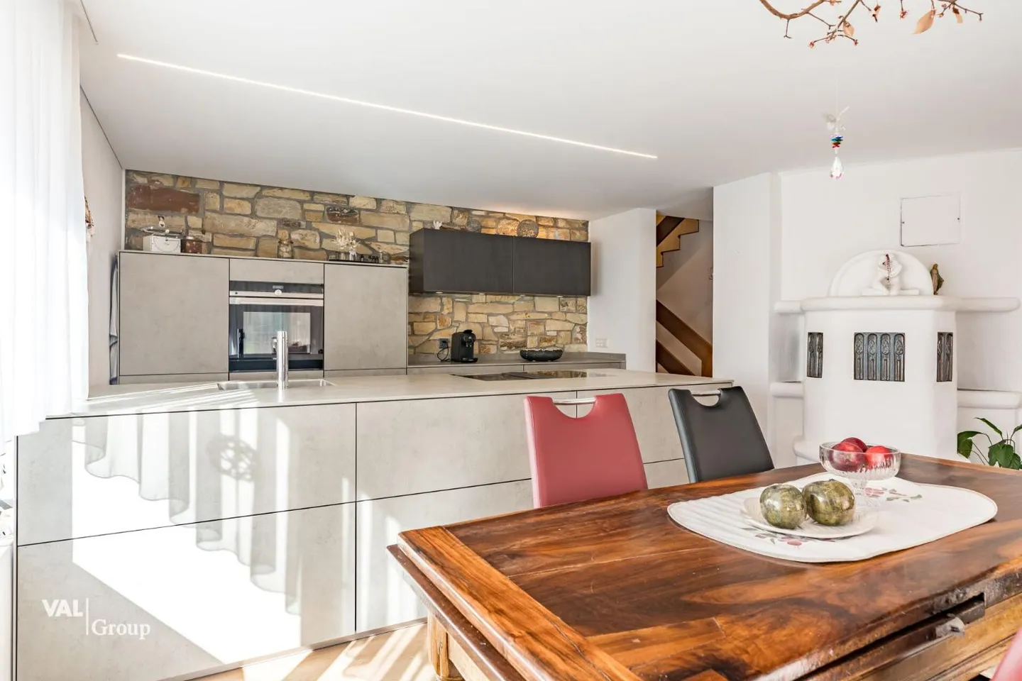 Exclusive Living Experience: Stylish Single-Family Home in Prime Location - Photo 5 of 13