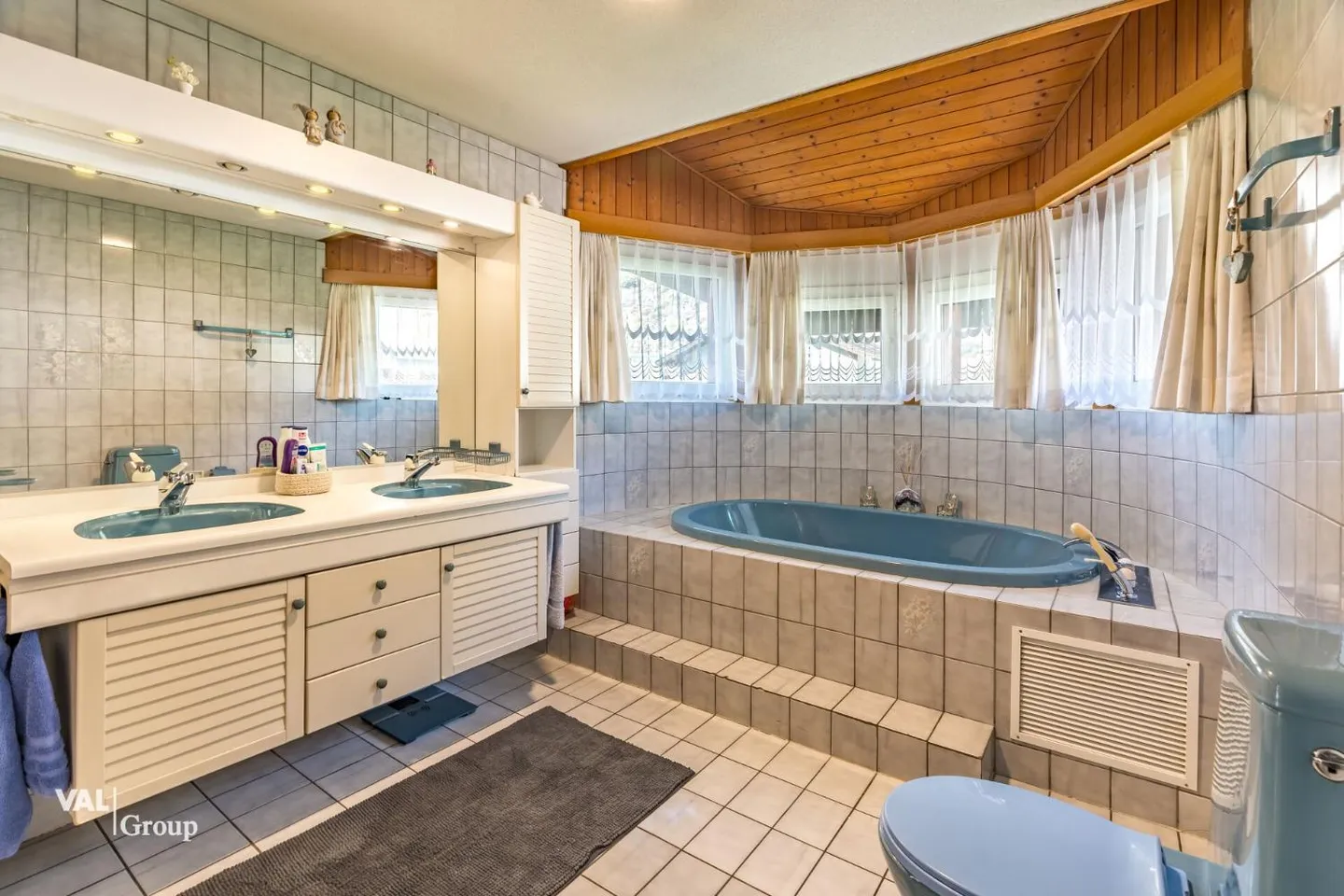 Exclusive Living Experience: Stylish Single-Family Home in Prime Location - Photo 9 of 13