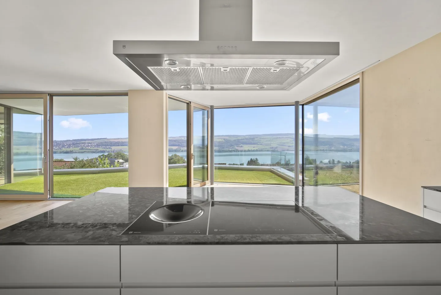 Terrace Apartment with Dreamlike View - Photo 2 of 12