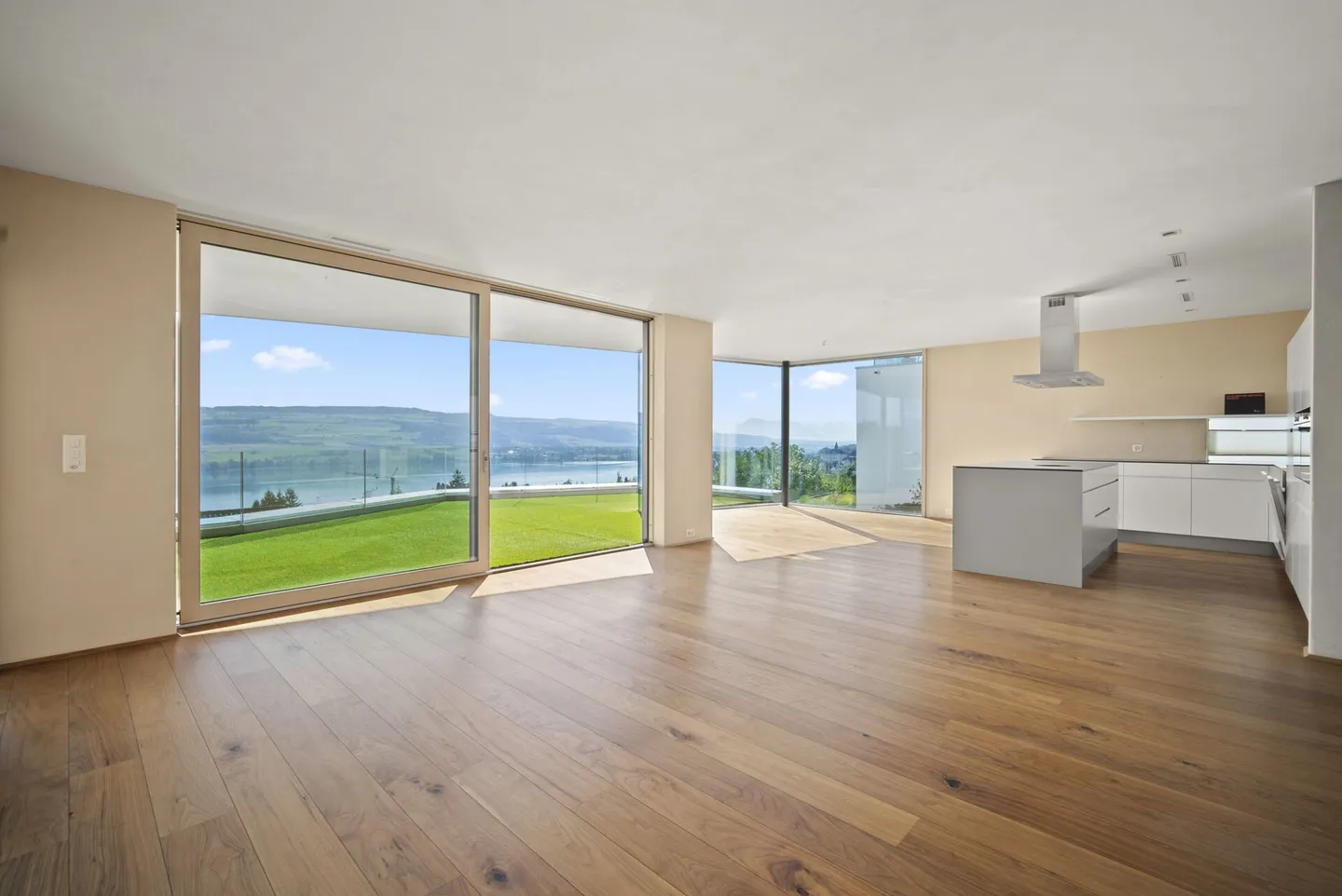 Terrace Apartment with Dreamlike View - Photo 3 of 12