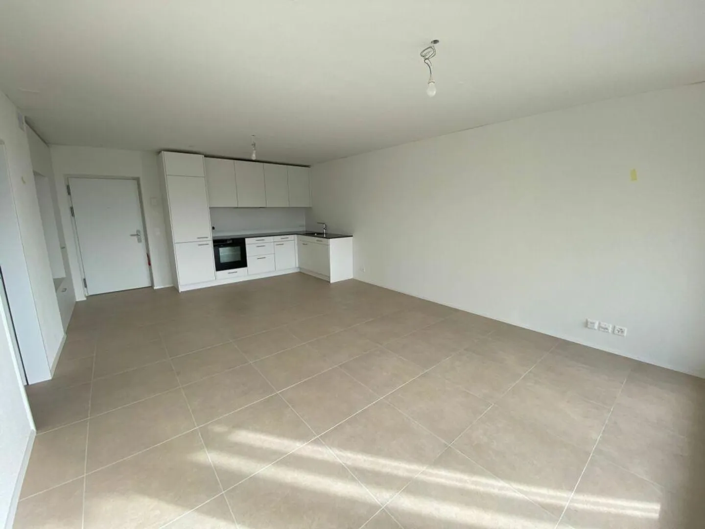 Large bright 2.5-room apartment on the 1st floor - Photo 1 of 11