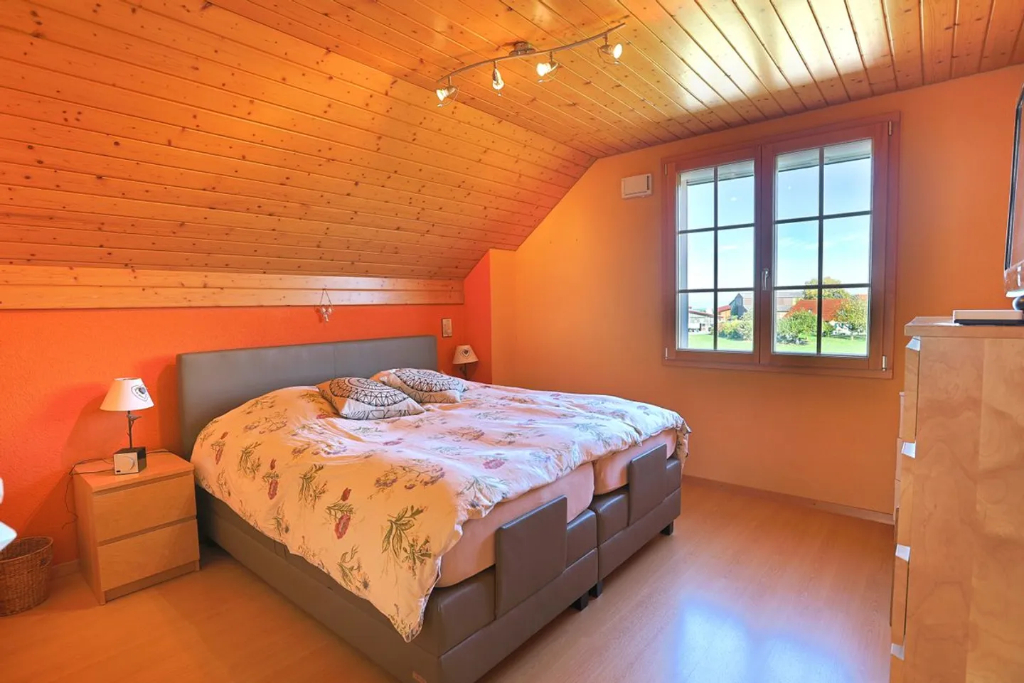 Einzelvilla mit 5,5 Zimmern auf einem sehr großen Grundstück mit Nebengebäuden - Foto 7 von 12