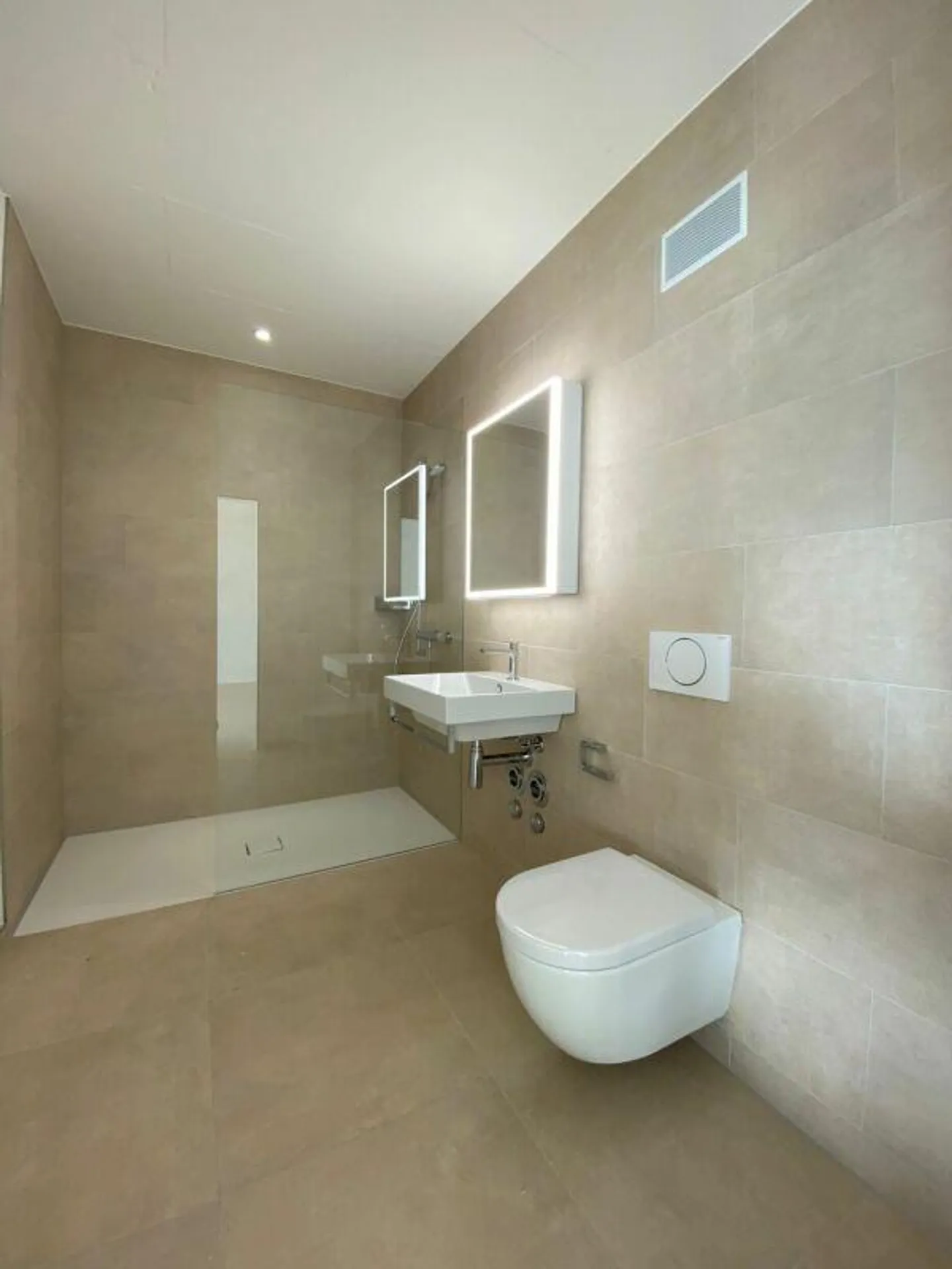 Large bright 2.5-room apartment on the 1st floor - Photo 4 of 11