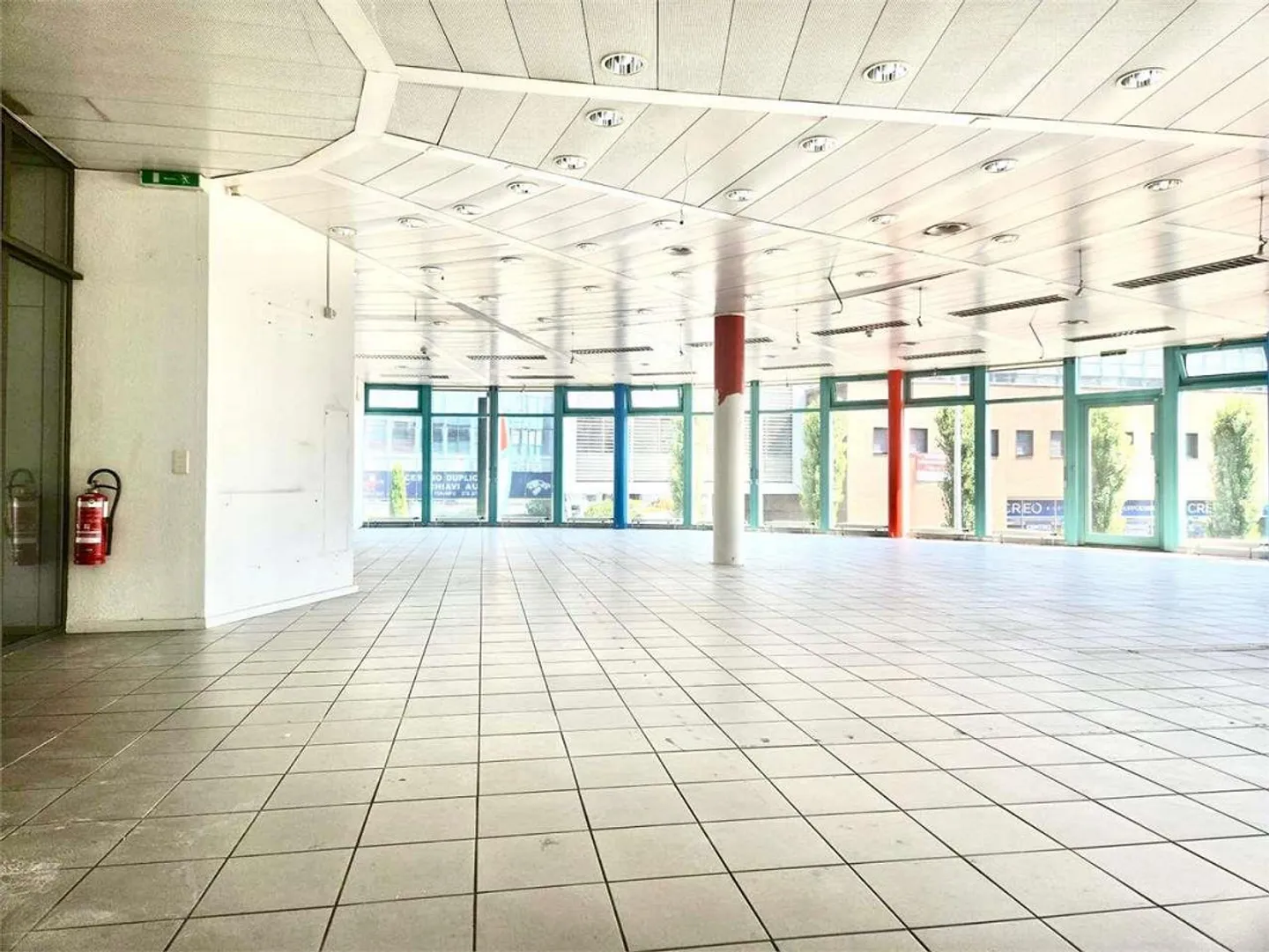 Geschäft mit großen Fenstern im Erdgeschoss; "Uovo di Manno" - Foto 11 von 13