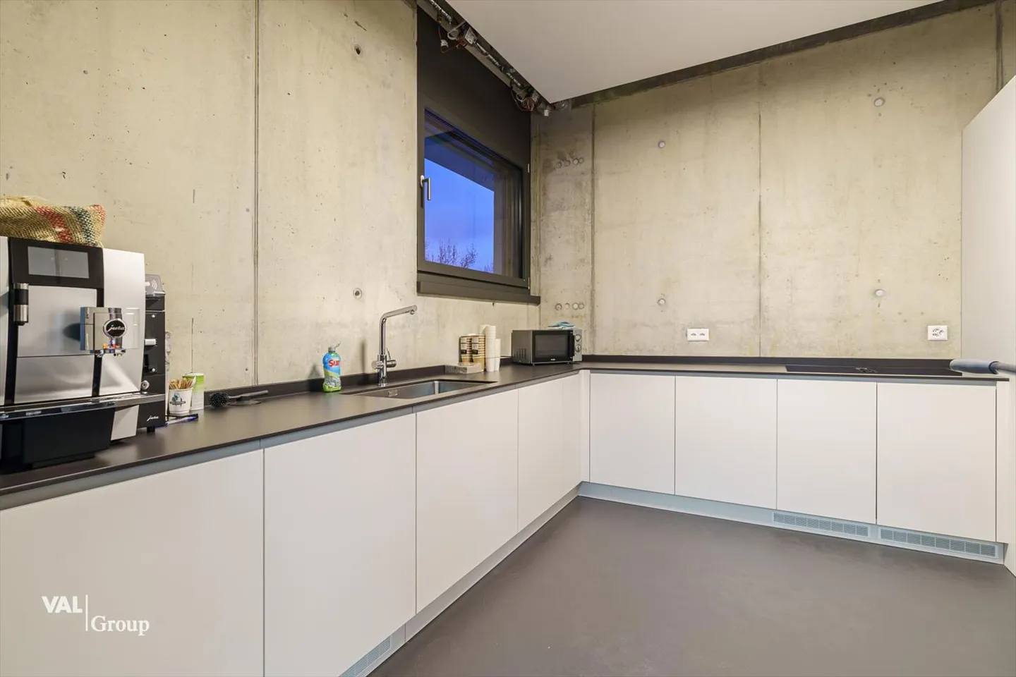 Centro servizi in una posizione eccellente con opzioni di utilizzo versatili - Foto 2 di 13