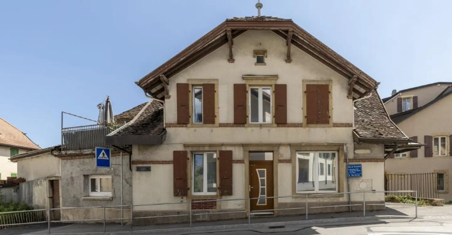Gemischt genutztes Gebäude mit hohem Potenzial im Herzen des Dorfes Bôle (Gemeinde Milvignes) - Foto 2 von 4