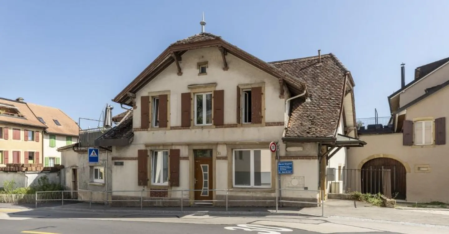 Gemischt genutztes Gebäude mit hohem Potenzial im Herzen des Dorfes Bôle (Gemeinde Milvignes) - Foto 3 von 4