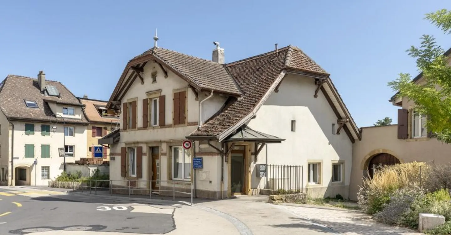 Gemischt genutztes Gebäude mit hohem Potenzial im Herzen des Dorfes Bôle (Gemeinde Milvignes) - Foto 1 von 4