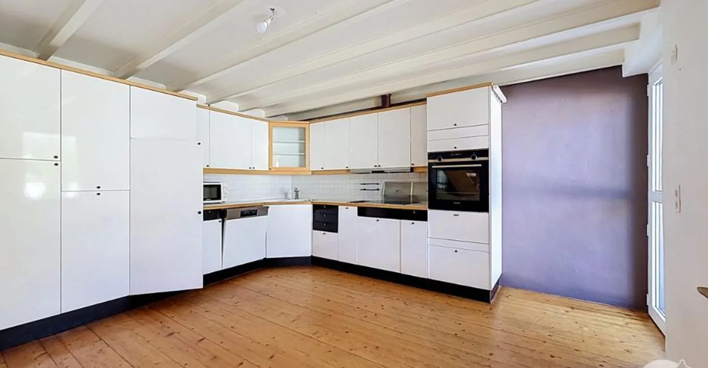 Charming house with great potential - Photo 3 of 10