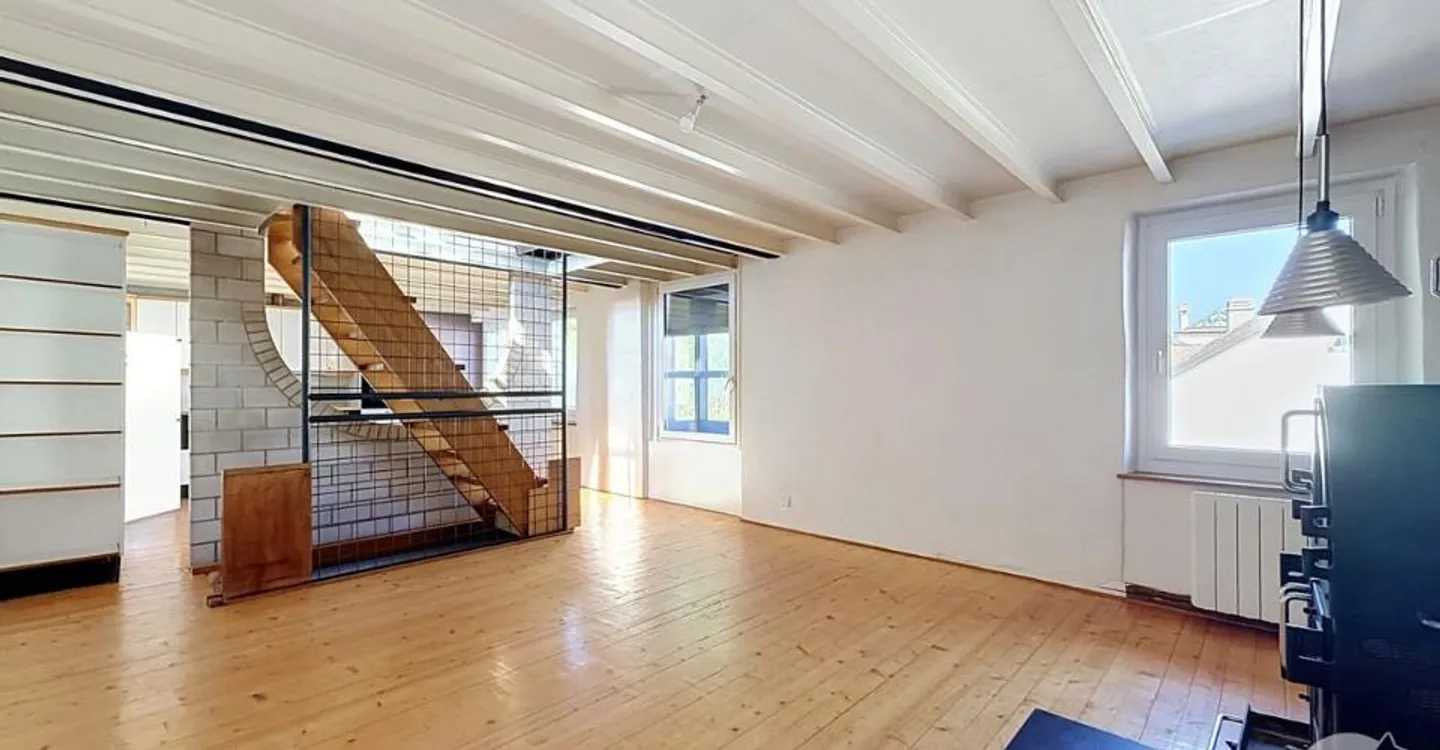 Charming house with great potential - Photo 4 of 10