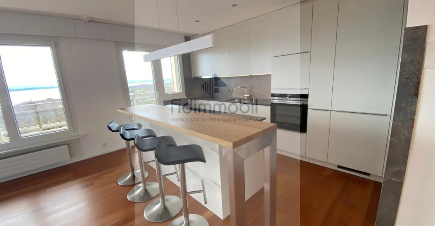 ENTIRELY RENOVATED APARTMENT WITH UNOBSTRUCTED VIEW OF THE LAKE - Photo 2 of 10