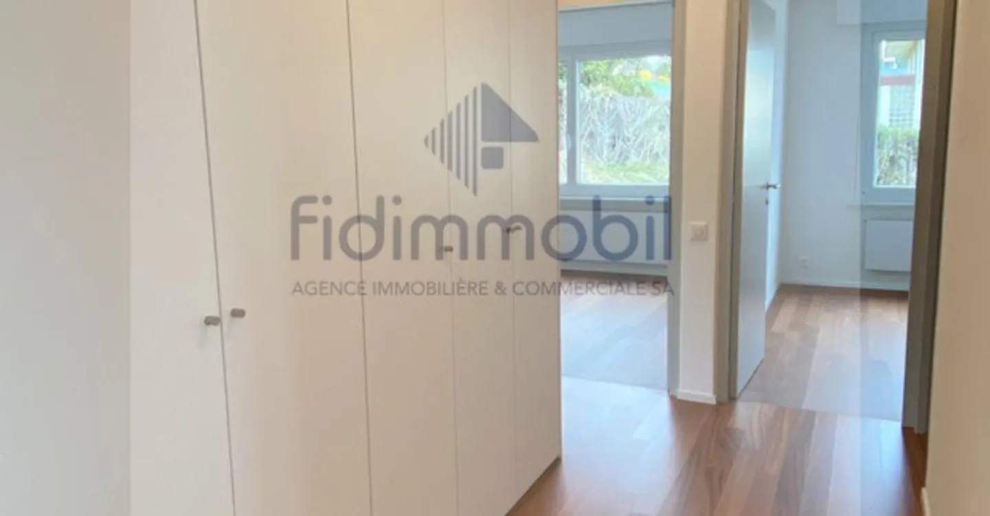 ENTIRELY RENOVATED APARTMENT WITH UNOBSTRUCTED VIEW OF THE LAKE - Photo 5 of 10
